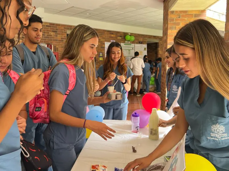 Estudiantes de Nutrición y Dietética sorprendieron con sus propuestas alimentarias en el Encuentro de Trabajos Finales Estudiantes de Nutrición y Dietética sorprendieron con sus propuestas alimentarias en el Encuentro de Trabajos Finales