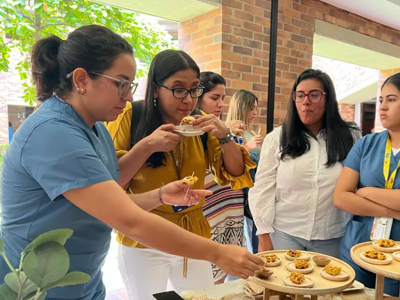 Estudiantes de Nutrición y Dietética sorprendieron con sus propuestas alimentarias en el Encuentro de Trabajos Finales Estudiantes de Nutrición y Dietética sorprendieron con sus propuestas alimentarias en el Encuentro de Trabajos Finales
