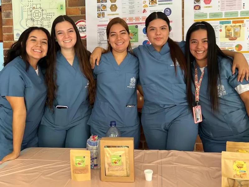 Estudiantes de Nutrición y Dietética sorprendieron con sus propuestas alimentarias en el Encuentro de Trabajos Finales Estudiantes de Nutrición y Dietética sorprendieron con sus propuestas alimentarias en el Encuentro de Trabajos Finales
