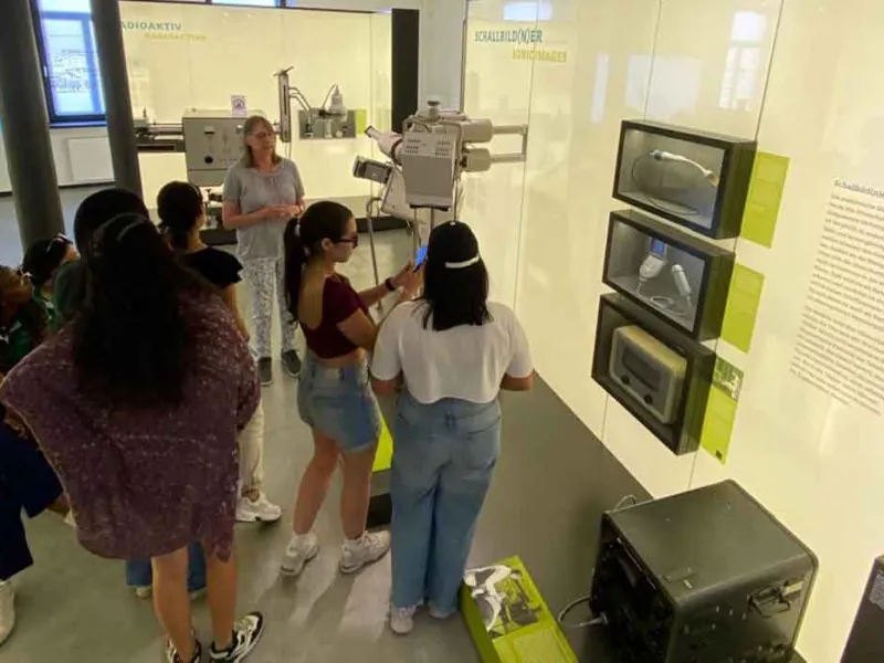 Nueve estudiantes de la carrera de Ingeniería Biomédica de la Universidad Javeriana Cali, acompañados por el director del programa, el profesor Hernán Darío Vargas Cardona, viajaron recientemente a la Friedrich-Alexander-Universität (FAU) en Erlangen, Alemania. Los estudiantes que participaron en esta visita fueron: Camilo Salazar Barney, Karolina María Otero Argel, Laura Isabel Ceballos Rivera, Lady Stefanía Bravo Guzmán, Michelle Stefany Ríos Ortiz, María José Garcés Galarza, Anny Victoria Bejarano Osorio, Karol Daniela Restrepo y Sebastián Pérez Ramírez. Nueve estudiantes de la carrera de Ingeniería Biomédica de la Universidad Javeriana Cali, acompañados por el director del programa, el profesor Hernán Darío Vargas Cardona, viajaron recientemente a la Friedrich-Alexander-Universität (FAU) en Erlangen, Alemania. Los estudiantes que participaron en esta visita fueron: Camilo Salazar Barney, Karolina María Otero Argel, Laura Isabel Ceballos Rivera, Lady Stefanía Bravo Guzmán, Michelle Stefany Ríos Ortiz, María José Garcés Galarza, Anny Victoria Bejarano Osorio