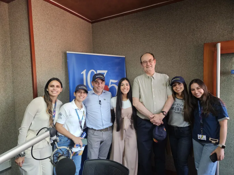 Alejandro Eder en la Emisora Javeriana Estéreo Alejandro Eder en la Emisora Javeriana Estéreo