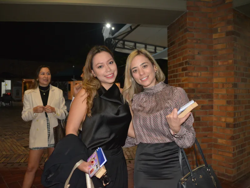 Gala de Egresados de Derecho fue un emotivo reencuentro de abogados javerianos El campus de la Javeriana Cali fue el lugar escogido para reunir, el pasado 21 de noviembre, a varias generaciones de egresados del programa de Derecho, que se reencontraron para destacar la trayectoria de la carrera y recibir reconocimientos en agradecimiento al liderazgo, compromiso y trayectoria de las personas y entidades que han contribuido notablemente al desarrollo del programa.