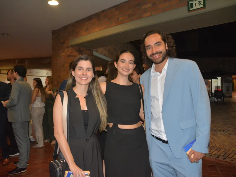 Gala de Egresados de Derecho fue un emotivo reencuentro de abogados javerianos El campus de la Javeriana Cali fue el lugar escogido para reunir, el pasado 21 de noviembre, a varias generaciones de egresados del programa de Derecho, que se reencontraron para destacar la trayectoria de la carrera y recibir reconocimientos en agradecimiento al liderazgo, compromiso y trayectoria de las personas y entidades que han contribuido notablemente al desarrollo del programa.