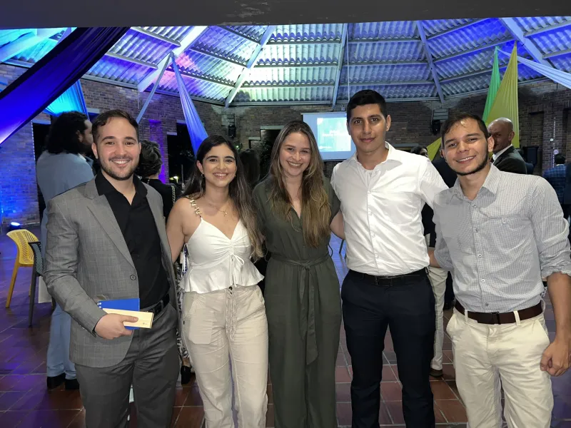 El campus de la Javeriana Cali fue el lugar escogido para reunir, el pasado 21 de noviembre, a varias generaciones de egresados del programa de Derecho, que se reencontraron para destacar la trayectoria de la carrera y recibir reconocimientos en agradecimiento al liderazgo, compromiso y trayectoria de las personas y entidades que han contribuido notablemente al desarrollo del programa.
