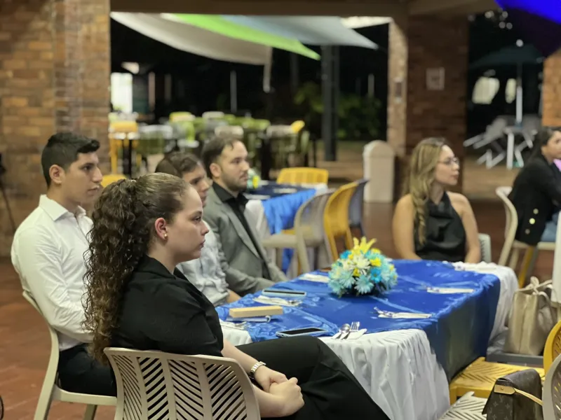El campus de la Javeriana Cali fue el lugar escogido para reunir, el pasado 21 de noviembre, a varias generaciones de egresados del programa de Derecho, que se reencontraron para destacar la trayectoria de la carrera y recibir reconocimientos en agradecimiento al liderazgo, compromiso y trayectoria de las personas y entidades que han contribuido notablemente al desarrollo del programa.