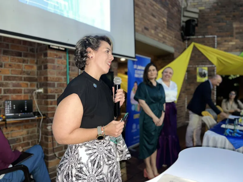 Gala de Egresados de Derecho fue un emotivo reencuentro de abogados javerianos El campus de la Javeriana Cali fue el lugar escogido para reunir, el pasado 21 de noviembre, a varias generaciones de egresados del programa de Derecho, que se reencontraron para destacar la trayectoria de la carrera y recibir reconocimientos en agradecimiento al liderazgo, compromiso y trayectoria de las personas y entidades que han contribuido notablemente al desarrollo del programa.