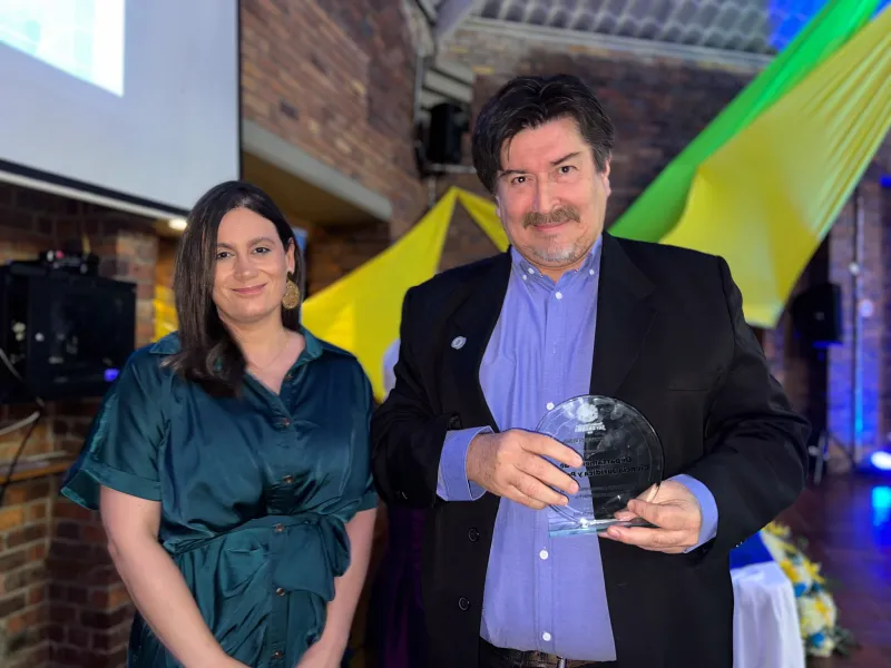 Gala de Egresados de Derecho fue un emotivo reencuentro de abogados javerianos El campus de la Javeriana Cali fue el lugar escogido para reunir, el pasado 21 de noviembre, a varias generaciones de egresados del programa de Derecho, que se reencontraron para destacar la trayectoria de la carrera y recibir reconocimientos en agradecimiento al liderazgo, compromiso y trayectoria de las personas y entidades que han contribuido notablemente al desarrollo del programa.