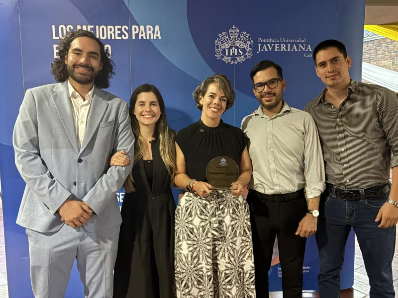 Gala de Egresados de Derecho fue un emotivo reencuentro de abogados javerianos El campus de la Javeriana Cali fue el lugar escogido para reunir, el pasado 21 de noviembre, a varias generaciones de egresados del programa de Derecho, que se reencontraron para destacar la trayectoria de la carrera y recibir reconocimientos en agradecimiento al liderazgo, compromiso y trayectoria de las personas y entidades que han contribuido notablemente al desarrollo del programa.