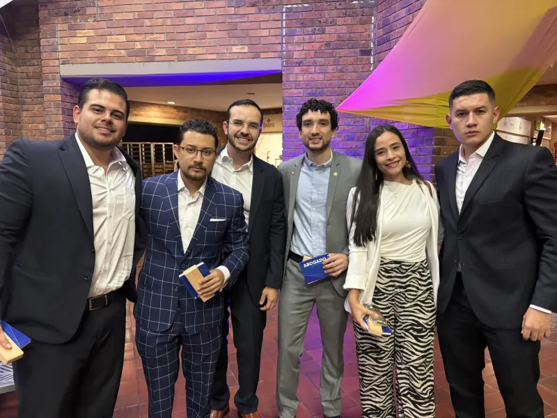Gala de Egresados de Derecho fue un emotivo reencuentro de abogados javerianos El campus de la Javeriana Cali fue el lugar escogido para reunir, el pasado 21 de noviembre, a varias generaciones de egresados del programa de Derecho, que se reencontraron para destacar la trayectoria de la carrera y recibir reconocimientos en agradecimiento al liderazgo, compromiso y trayectoria de las personas y entidades que han contribuido notablemente al desarrollo del programa.