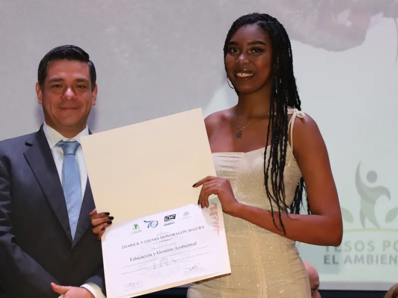 La Javeriana Cali clausura la tercera versión del Diplomado Tesos por el Ambiente con un emotivo reconocimiento a la CVC La Javeriana Cali clausura la tercera versión del Diplomado Tesos por el Ambiente con un emotivo reconocimiento a la CVC