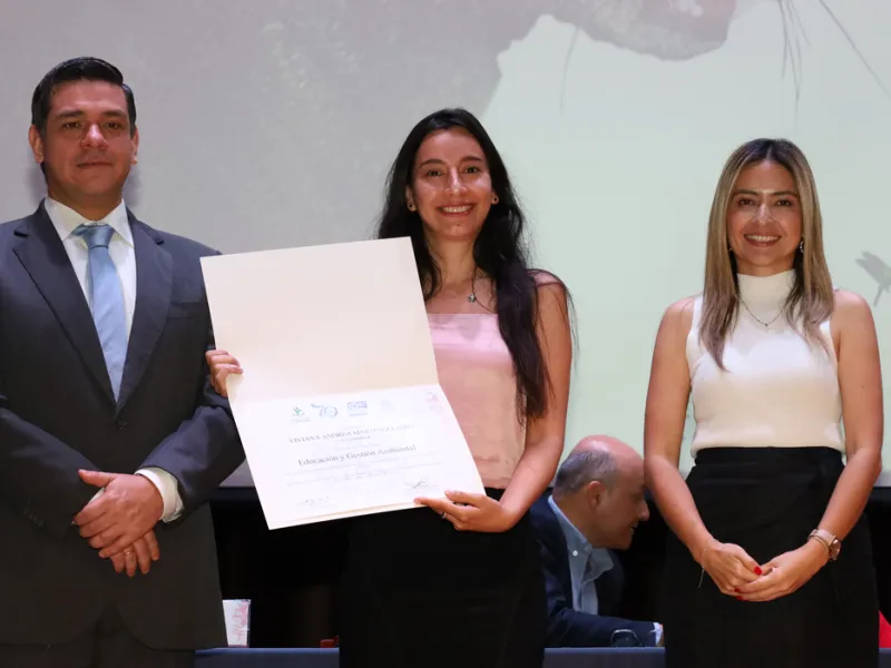La Javeriana Cali clausura la tercera versión del Diplomado Tesos por el Ambiente con un emotivo reconocimiento a la CVC La Javeriana Cali clausura la tercera versión del Diplomado Tesos por el Ambiente con un emotivo reconocimiento a la CVC