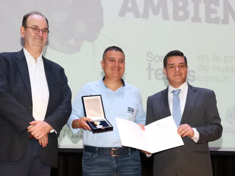 La Javeriana Cali clausura la tercera versión del Diplomado Tesos por el Ambiente con un emotivo reconocimiento a la CVC La Javeriana Cali clausura la tercera versión del Diplomado Tesos por el Ambiente con un emotivo reconocimiento a la CVC