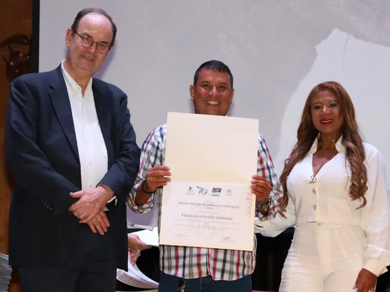 La Javeriana Cali clausura la tercera versión del Diplomado Tesos por el Ambiente con un emotivo reconocimiento a la CVC La Javeriana Cali clausura la tercera versión del Diplomado Tesos por el Ambiente con un emotivo reconocimiento a la CVC