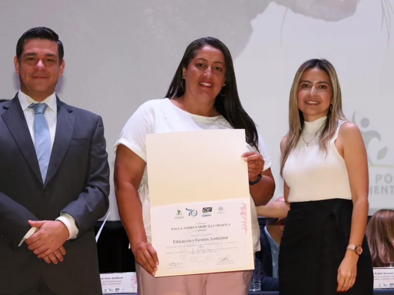 La Javeriana Cali clausura la tercera versión del Diplomado Tesos por el Ambiente con un emotivo reconocimiento a la CVC La Javeriana Cali clausura la tercera versión del Diplomado Tesos por el Ambiente con un emotivo reconocimiento a la CVC