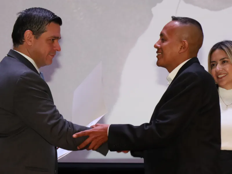 La Javeriana Cali clausura la tercera versión del Diplomado Tesos por el Ambiente con un emotivo reconocimiento a la CVC La Javeriana Cali clausura la tercera versión del Diplomado Tesos por el Ambiente con un emotivo reconocimiento a la CVC