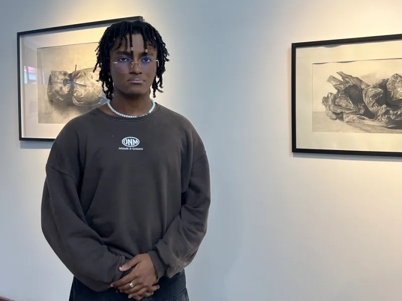 Estudiantes de Artes Visuales exploraron la memoria en la exposición 'Huellas entre lápiz y agua' Estudiantes de Artes Visuales exploraron la memoria en la exposición 'Huellas entre lápiz y agua'