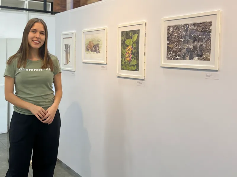 Estudiantes de Artes Visuales exploraron la memoria en la exposición 'Huellas entre lápiz y agua' Estudiantes de Artes Visuales exploraron la memoria en la exposición 'Huellas entre lápiz y agua'
