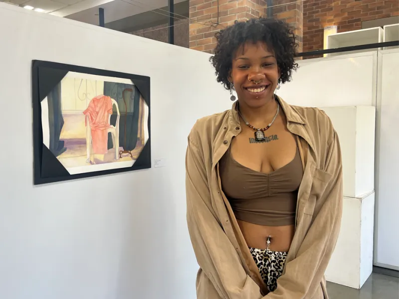 Estudiantes de Artes Visuales exploraron la memoria en la exposición 'Huellas entre lápiz y agua' Estudiantes de Artes Visuales exploraron la memoria en la exposición 'Huellas entre lápiz y agua'