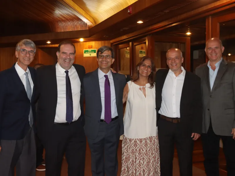 César Casas junto a colegas y amigos