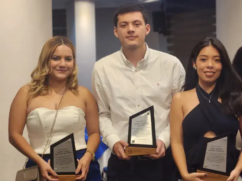 Camila Mendoza Restrepo, Samuel Llinas Lozano, y Luisa Osorio Montes con el reconocimiento