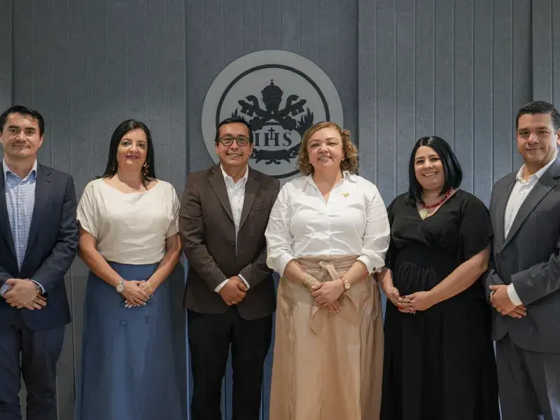 Foto oficial del acto de posesión: de izquierda a derecha, Andrés Sandoval, director del Departamento de Humanidades; Ana Marcela Uribe, directora de la Maestría en Psicología de la Salud; Camilo Rocha Niño, vicerrector académico; Ivonne Díaz Pérez, decana de la Facultad de Creación y Hábitat; María Teresa Varela, directora de Posgrados Facultad de Humanidades y Ciencias Sociales; y Pablo Rubén Vernaza, secretario general de la Seccional.