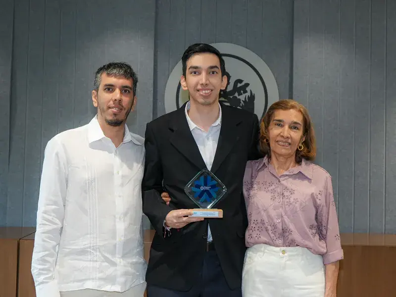 Santiago Valencia, estudiante de Derecho de la Javeriana Cali, acompañado por su hermano y su señora madre