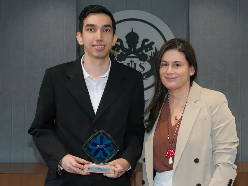 Santiago Valencia, estudiante de Derecho y Carolina Conde, Directora del Consultorio Jurídico de la Javeriana Cali