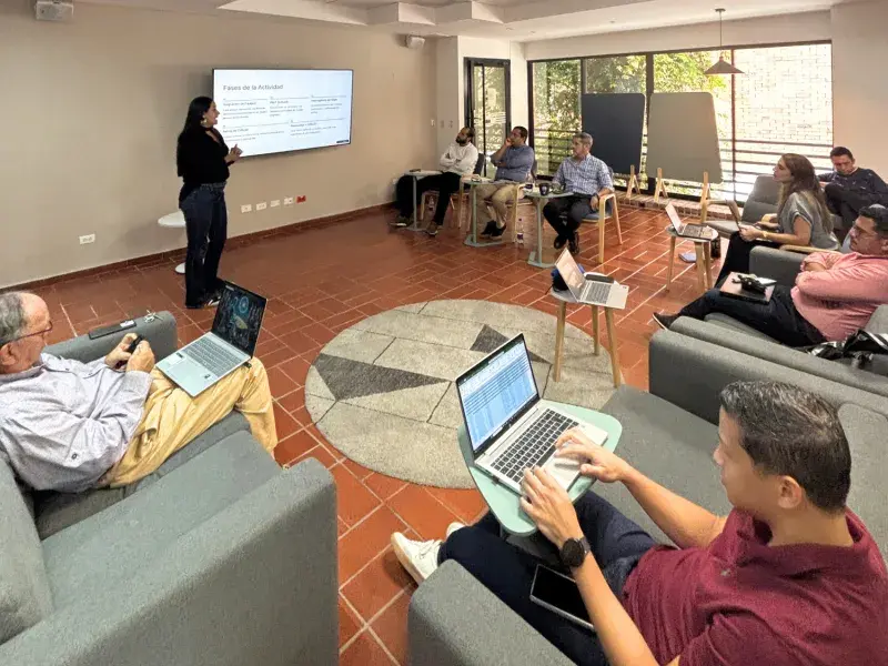 Juego de roles al estilo “Shark Tank” con IA gana el concurso docente Innovaula de la Javeriana Cali
