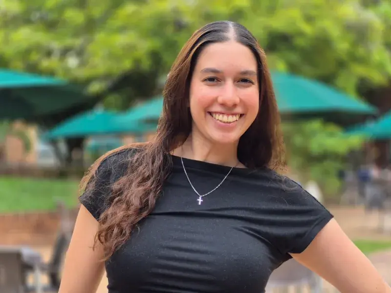 mujer sonriendo