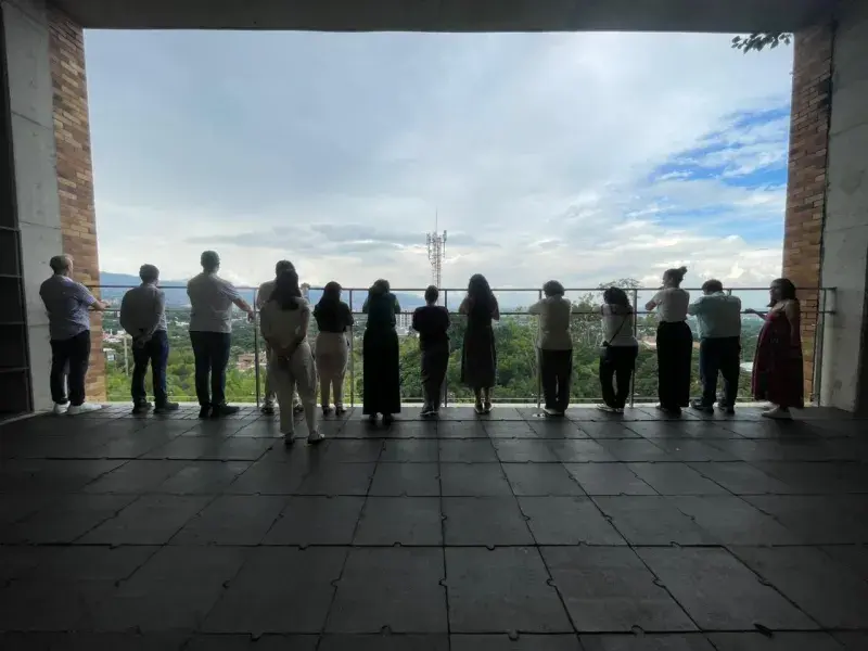 Una sola casa: El encuentro de las Vicerrectorías del Medio Universitario  Entre el 14 y el 17 de abril, la Universidad Javeriana vivió un encuentro que transformó la gestión en un acto de creación compartida. Lo que inició como una mesa técnica para trazar el horizonte del 2025 al 2030, se convirtió, bajo el liderazgo y la presencia de los padres Luis Alfonso Castellanos, S.J. y Juan Enrique Casas Rudbeck, S.J., en un diálogo profundo sobre nuestra identidad. En este espacio, las Vicerrectorías del Medio U