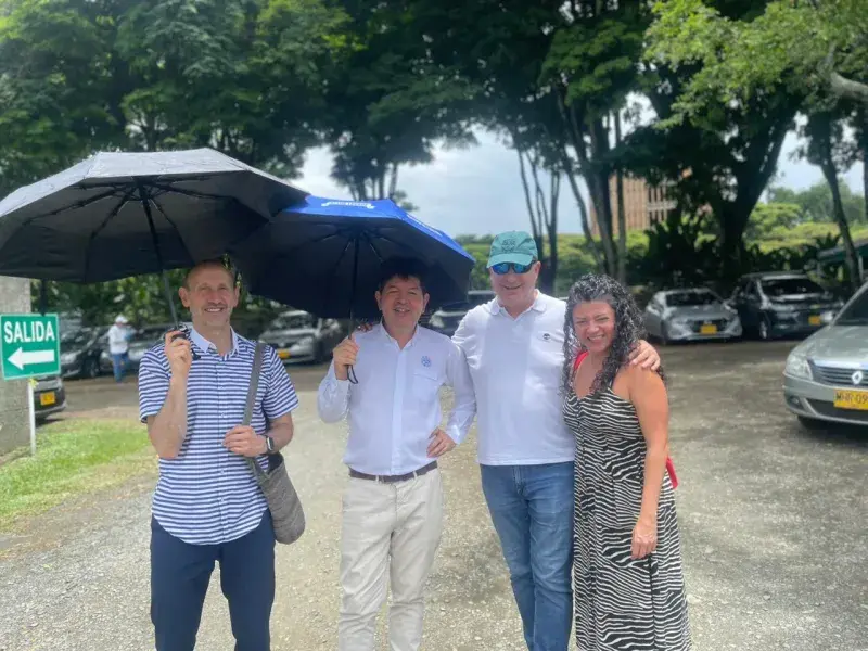 Una sola casa: El encuentro de las Vicerrectorías del Medio Universitario  Entre el 14 y el 17 de abril, la Universidad Javeriana vivió un encuentro que transformó la gestión en un acto de creación compartida. Lo que inició como una mesa técnica para trazar el horizonte del 2025 al 2030, se convirtió, bajo el liderazgo y la presencia de los padres Luis Alfonso Castellanos, S.J. y Juan Enrique Casas Rudbeck, S.J., en un diálogo profundo sobre nuestra identidad. En este espacio, las Vicerrectorías del Medio U