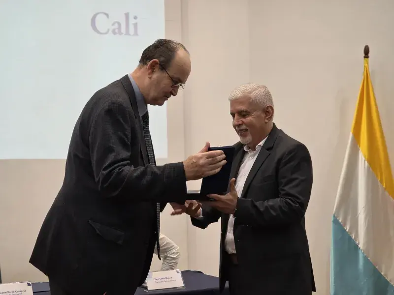 Padre de condecorado que se encuentra en intercambio, recibe condecoración Cruz San Pedro Claver de manos del rector Vicente Durán, SJ