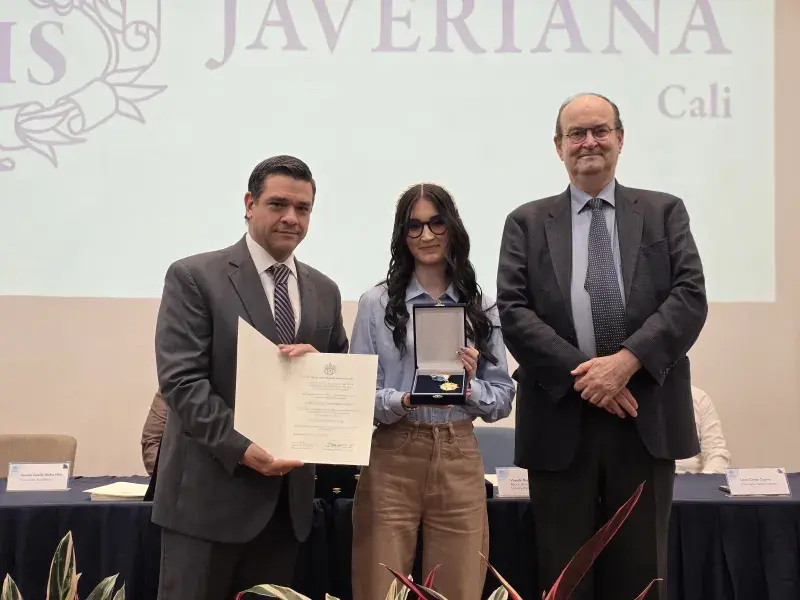 María Camila Ramírez, condecorada con la Cruz San Pedro Claver junto al rector Vicente Durán, SJ y el secretario general Pablo R. Vernaza