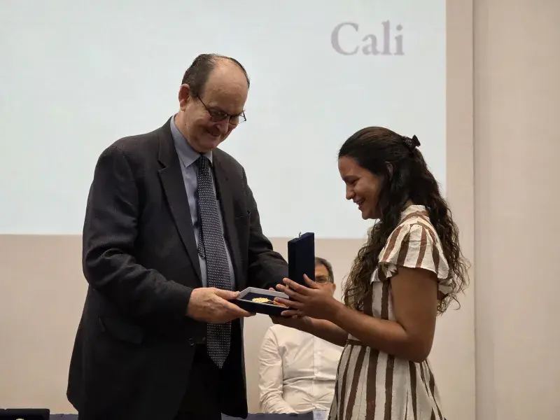 Estudiante recibe condecoración Cruz San Pedro Claver de manos del rector Vicente Durán, SJ