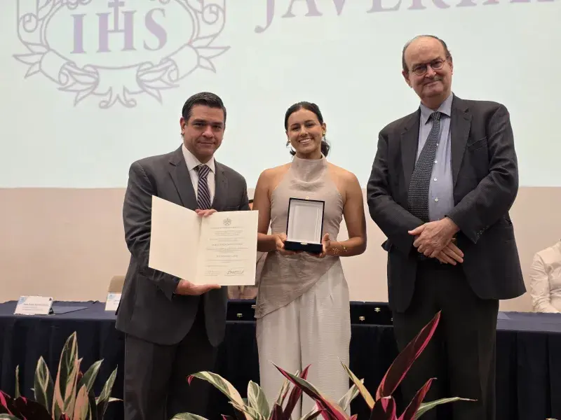 María Camila Caicedo condecorada con la Cruz San Pedro Claver junto al rector Vicente Durán, SJ y el secretario general Pablo R. Vernaza