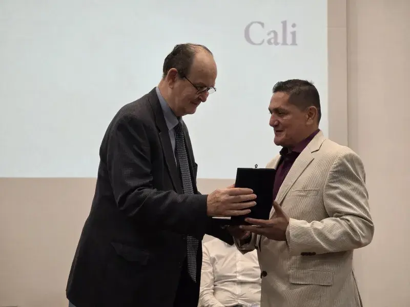 Padre de condecorado que se encuentra en intercambio, recibe condecoración Cruz San Pedro Claver de manos del rector Vicente Durán, SJ
