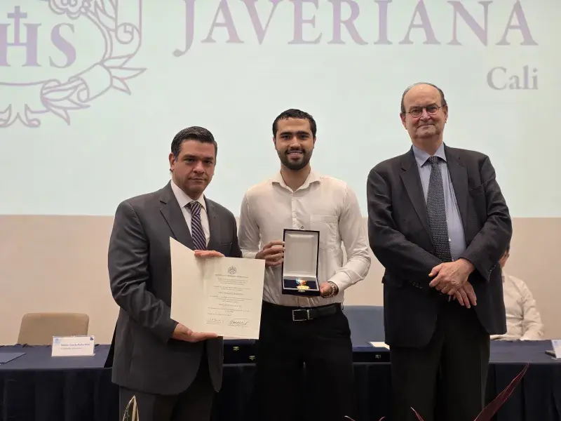 Eric Holzinger, condecorado con la Cruz San Pedro Claver junto al rector Vicente Durán, SJ y el secretario general Pablo R. Vernaza