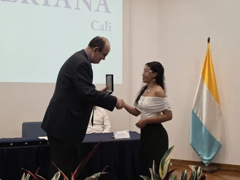 Estudiante recibe condecoración Cruz San Pedro Claver de manos del rector Vicente Durán, SJ