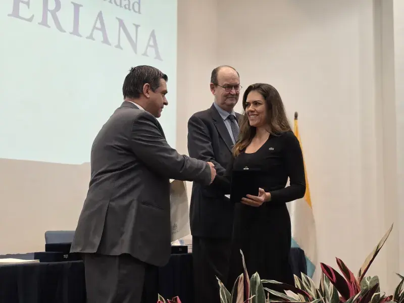 Tía de condecorado que se encuentra en intercambio, recibe condecoración Cruz San Pedro Claver de manos del rector Vicente Durán, SJ y del secretario general Pablo R. Vernaza