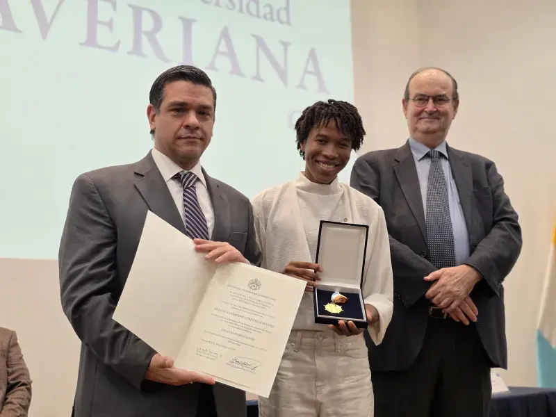 Brayan Córdoba, condecorado con la Cruz San Pedro Claver junto al rector Vicente Durán, SJ y el secretario general Pablo R. Vernaza