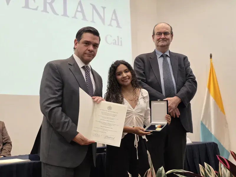 Manuela López, condecorada con la Cruz San Pedro Claver junto al rector Vicente Durán, SJ y el secretario general Pablo R. Vernaza