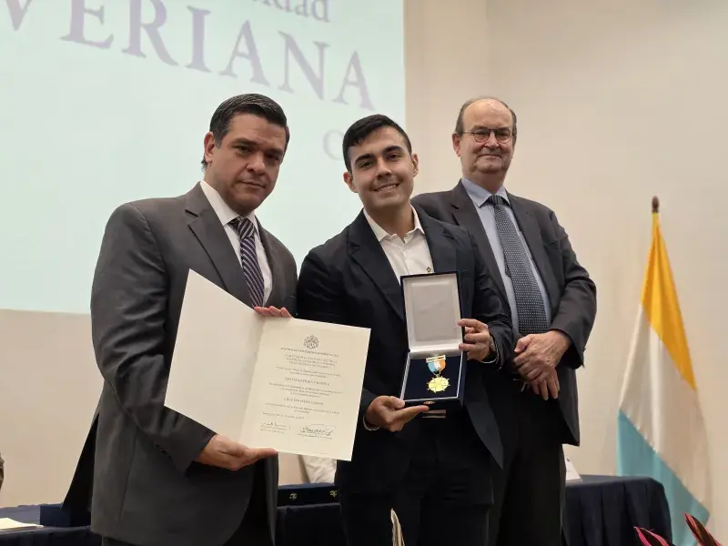 Santiago Prieto, condecorado con la Cruz San Pedro Claver junto al rector Vicente Durán, SJ y el secretario general Pablo R. Vernaza