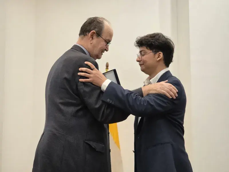 Estudiante recibe condecoración Cruz San Pedro Claver de manos del rector Vicente Durán, SJ