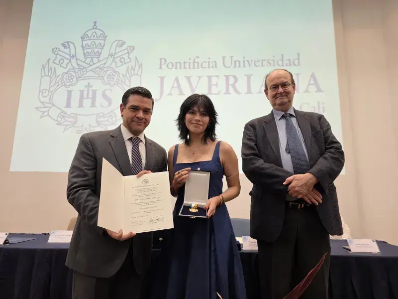 Isabel Sofia Adrada condecorada con la Cruz San Pedro Claver junto al rector Vicente Durán, SJ y el secretario general Pablo R. Vernaza
