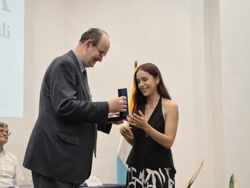 Estudiante recibe condecoración Cruz San Pedro Claver de manos del rector Vicente Durán, SJ