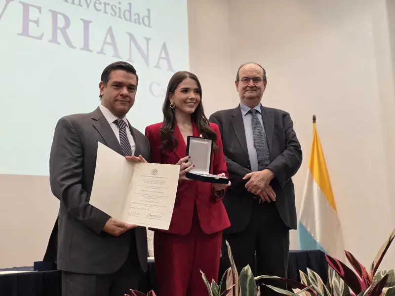 Estefanía Gallego, condecorada con la Cruz San Pedro Claver junto al rector Vicente Durán, SJ y el secretario general Pablo R. Vernaza