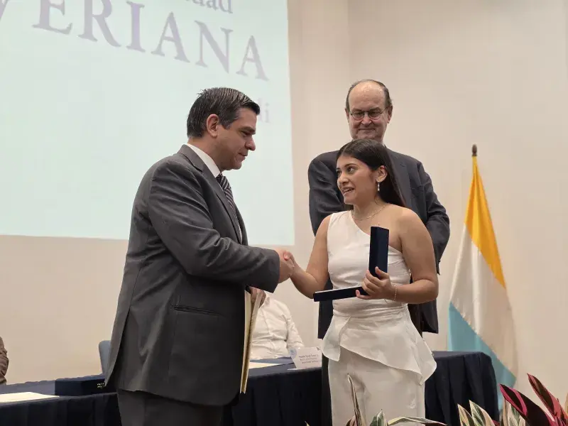 Estudiante recibe condecoración Cruz San Pedro Claver de manos del rector Vicente Durán, SJ