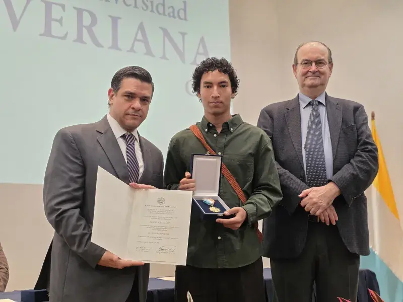 Jacobo Robayo, condecorado con la Cruz San Pedro Claver junto al rector Vicente Durán, SJ y el secretario general Pablo R. Vernaza