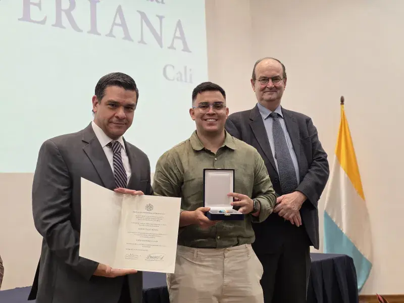 Sergio Tello, condecorado con la Cruz San Pedro Claver junto al rector Vicente Durán, SJ y el secretario general Pablo R. Vernaza