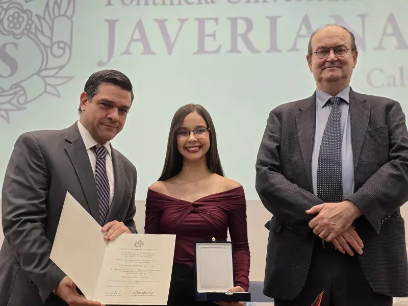 Valentina Castro, condecorada con la Cruz San Pedro Claver junto al rector Vicente Durán, SJ y el secretario general Pablo R. Vernaza